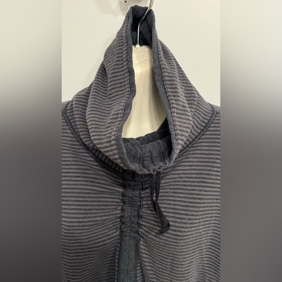 Lululemon In A Cinch Long Sleeve Tee 🖤 REVERISBLE - Picture 9 of 14